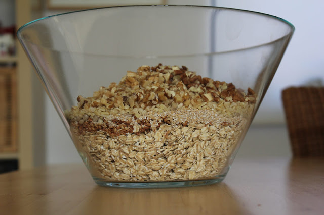 die trockenen Zutaten für hausgemachtes Knuspermüsli / Granola in einer Glasschüssel