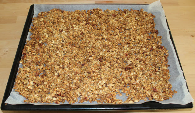 fertig gebackenes Knuspermüsli auf einem Backblech