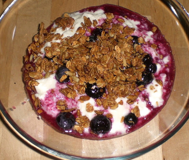 hausgemachtes Knuspermüsli mit Joghurt und Früchten