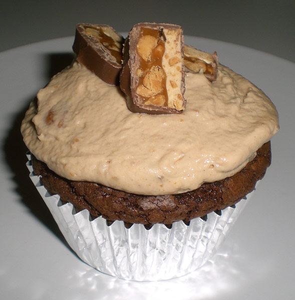 fertig dekorierte Snickers Cupcakes