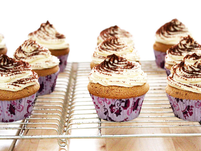 fertig gebackene Tiramisu-Cupcakes mit Espresso und Mascarpone-Frosting