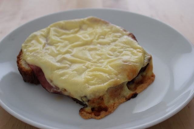 frisch gebackenes Toastbrot, als Schinken-Käse-Toast überbacken