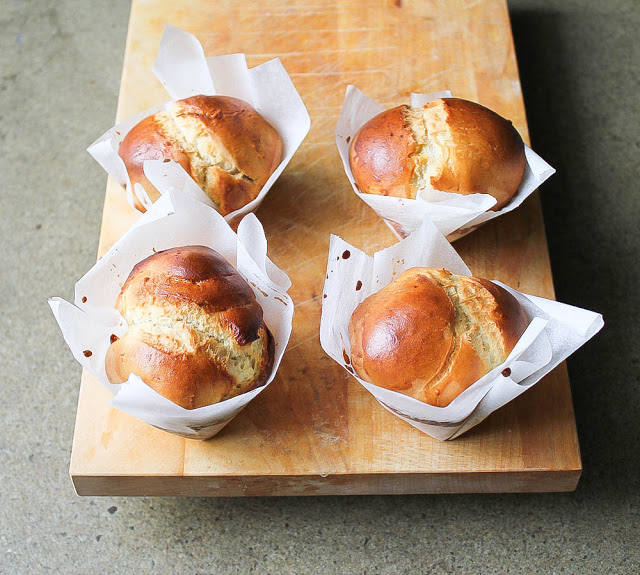 Rezept für Hefegebäck zum Frühstück: Brioche, Hefezopf etc. frische Brioche aus einfachem Hefeteig aus einer Muffinform