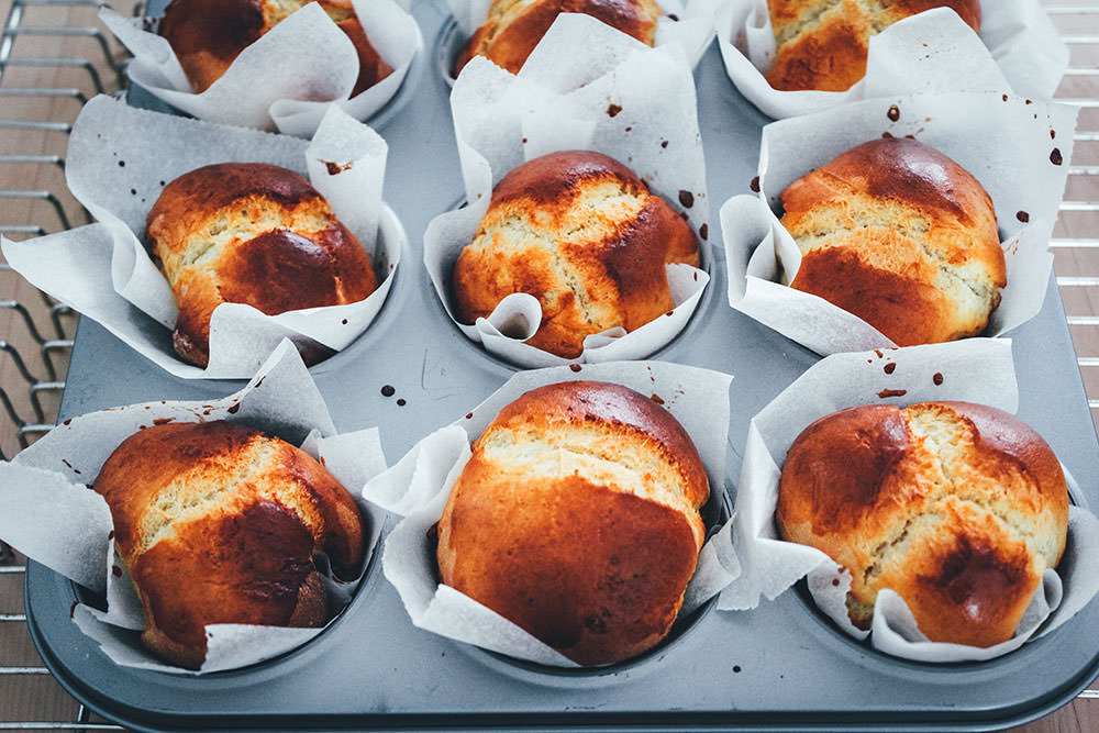 Grundrezept für Hefeteig als Hefegebäck zum Frühstück | von Brioche über Hefezopf bis Einback und Rosinenbrötchen lässt sich der Universalteig in alles verwandeln. Wunderbar für Frühstück und Brunch! | moeyskitchen.com