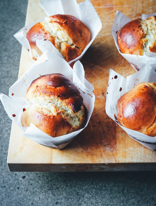 Grundrezept für Hefeteig als Hefegebäck zum Frühstück | von Brioche über Hefezopf bis Einback und Rosinenbrötchen lässt sich der Universalteig in alles verwandeln. Wunderbar für Frühstück und Brunch! | moeyskitchen.com