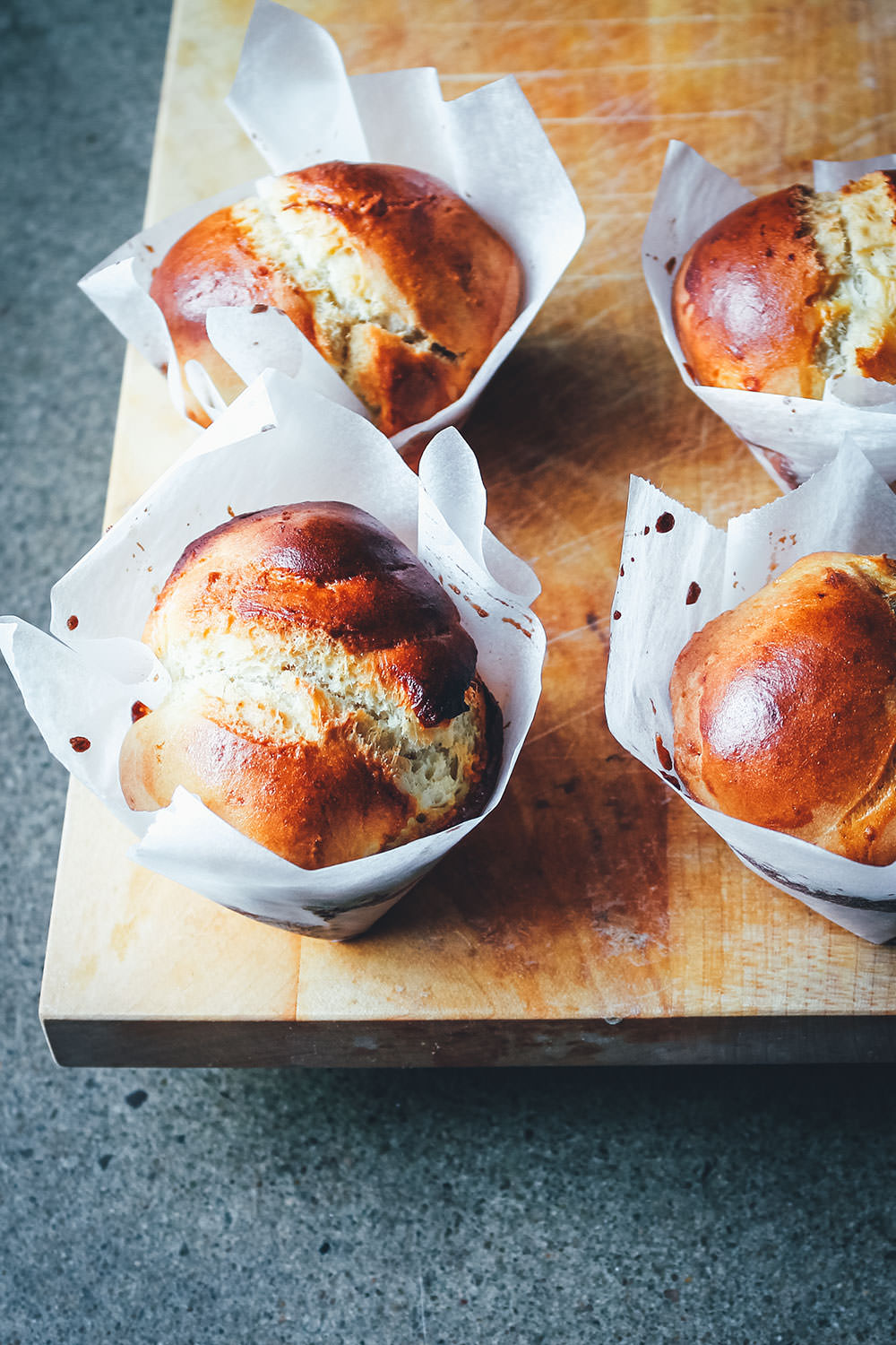 Grundrezept für Hefeteig als Hefegebäck zum Frühstück | von Brioche über Hefezopf bis Einback und Rosinenbrötchen lässt sich der Universalteig in alles verwandeln. Wunderbar für Frühstück und Brunch! | moeyskitchen.com