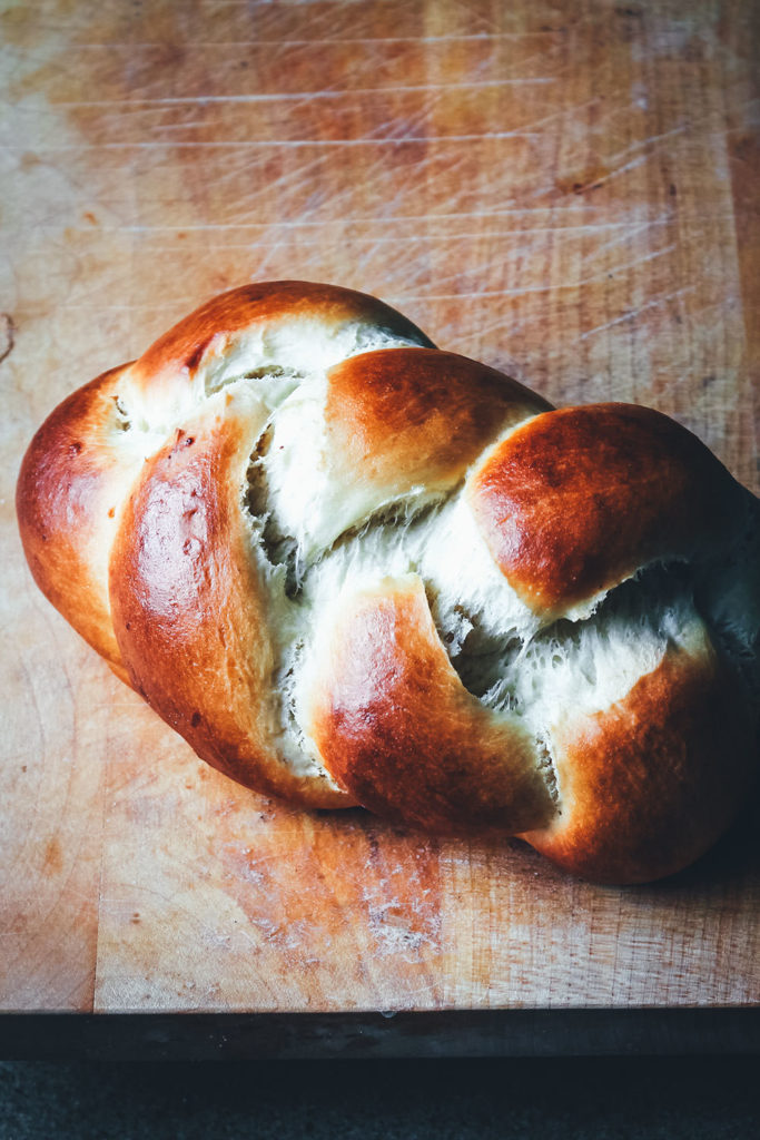 Grundrezept für Hefeteig als Hefegebäck zum Frühstück | von Brioche über Hefezopf bis Einback und Rosinenbrötchen lässt sich der Universalteig in alles verwandeln. Wunderbar für Frühstück und Brunch! | moeyskitchen.com