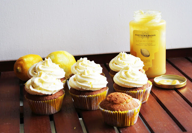 frisch gebackene Zitronen-Cupcakes mit Lemon Curd-Füllung und Creamcheese-Frosting