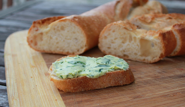 selbstgemachte Bärlauchbutter auf Baguette