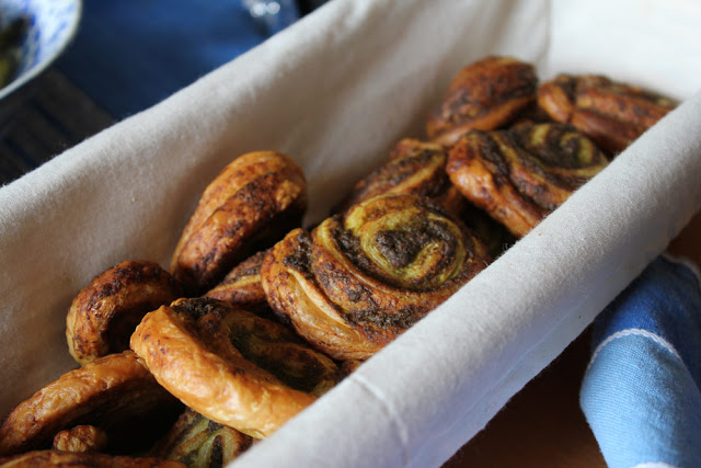 frisch gebackene Pestoschnecken zum Osterbrunch