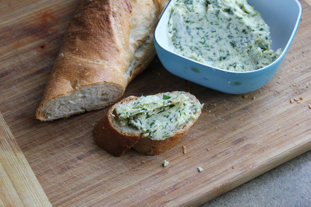 selbstgemachte Kräuterbutter zum Grillen und auf Baguette