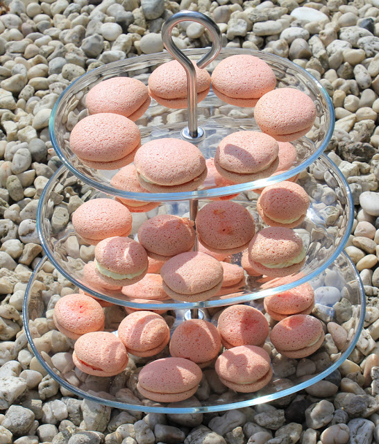 frisch gebackene Macarons mit zweierlei Füllung auf einer Etagere