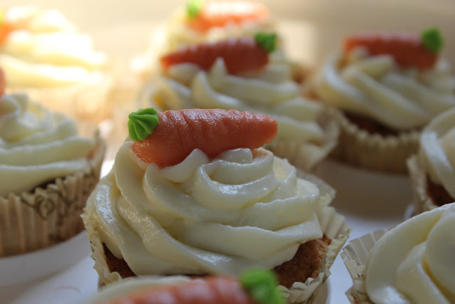 frisch gebackene Rübli-Cupcakes zum Osterfest