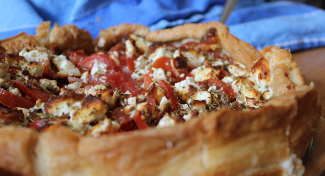 frisch gebackene Quiche mit Tomaten, feta und Blätterteig