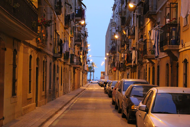 eine beleuchtete Gasse im nächtlichen Barcelona