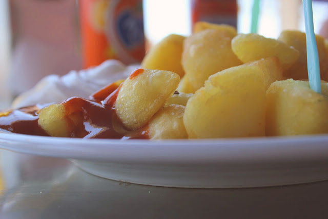 Patatas Bravas mit scharfer Sauce