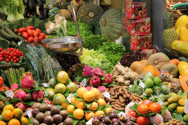 ein Obst- und Gemüsestand in der Boqueria in Barcelona