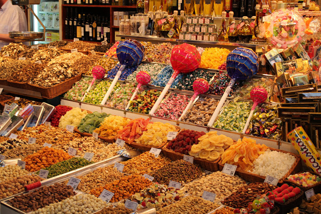 Trockenfrüchte und Süßigkeiten in der Boqueria in Barcelona