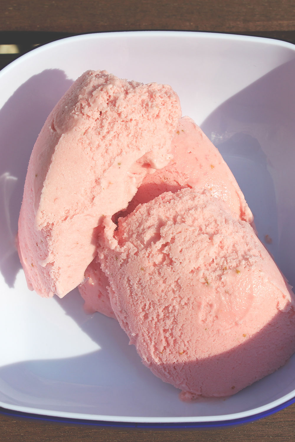 Rezept für Erdbeer-Sahne-Eis aus dem Ben & Jerry's Eisbuch | moeyskitchen.com