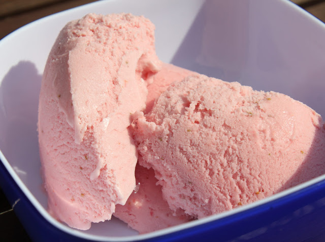 Eisrezepte nach Ben & Jerry's Strawberry-Cream-Icecream (Erdbeer-Sahne-Eis) nach Ben & Jerry's