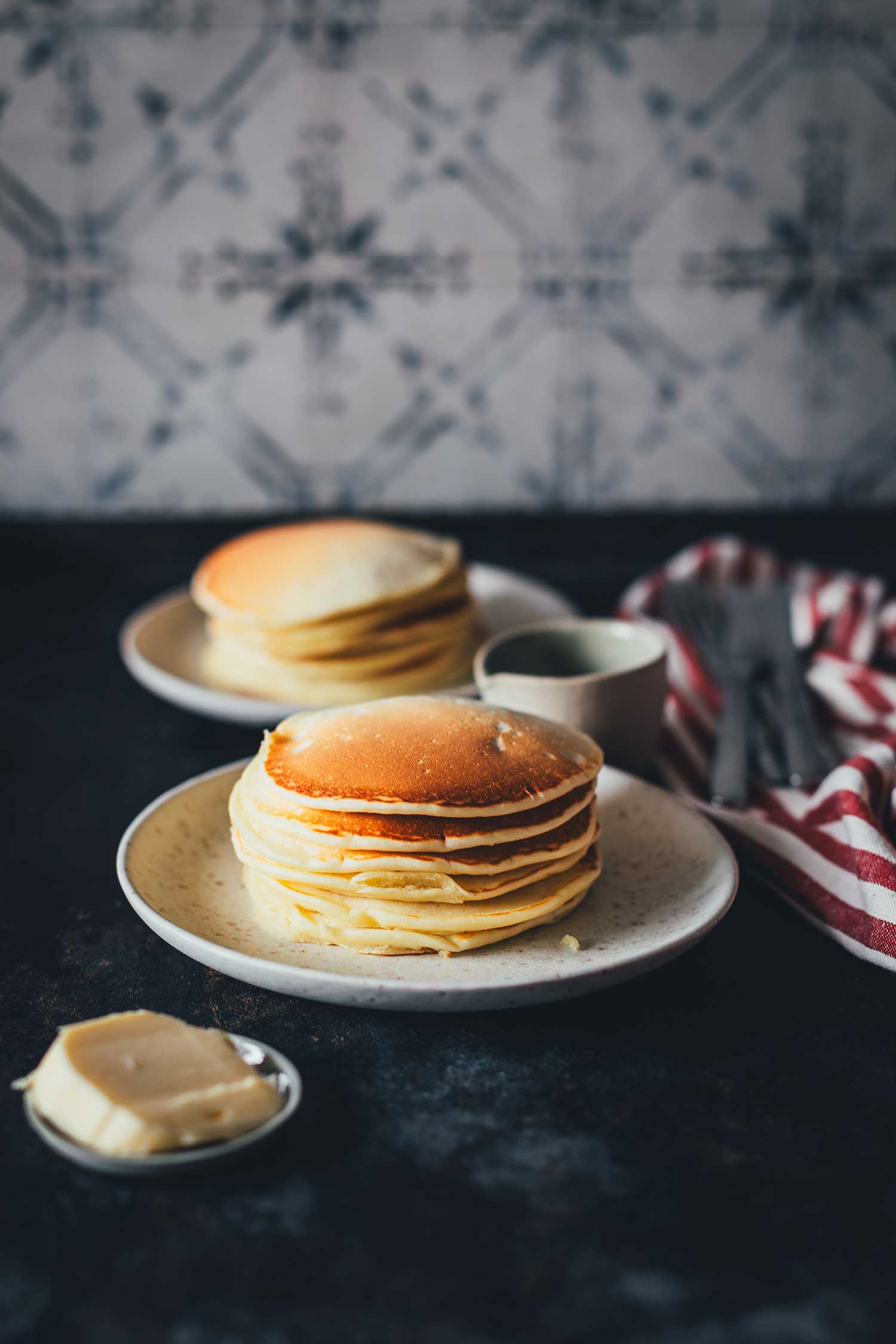 Seitlich fotografieter Pancake-Stapel auf einem Teller | moeyskitchen.com