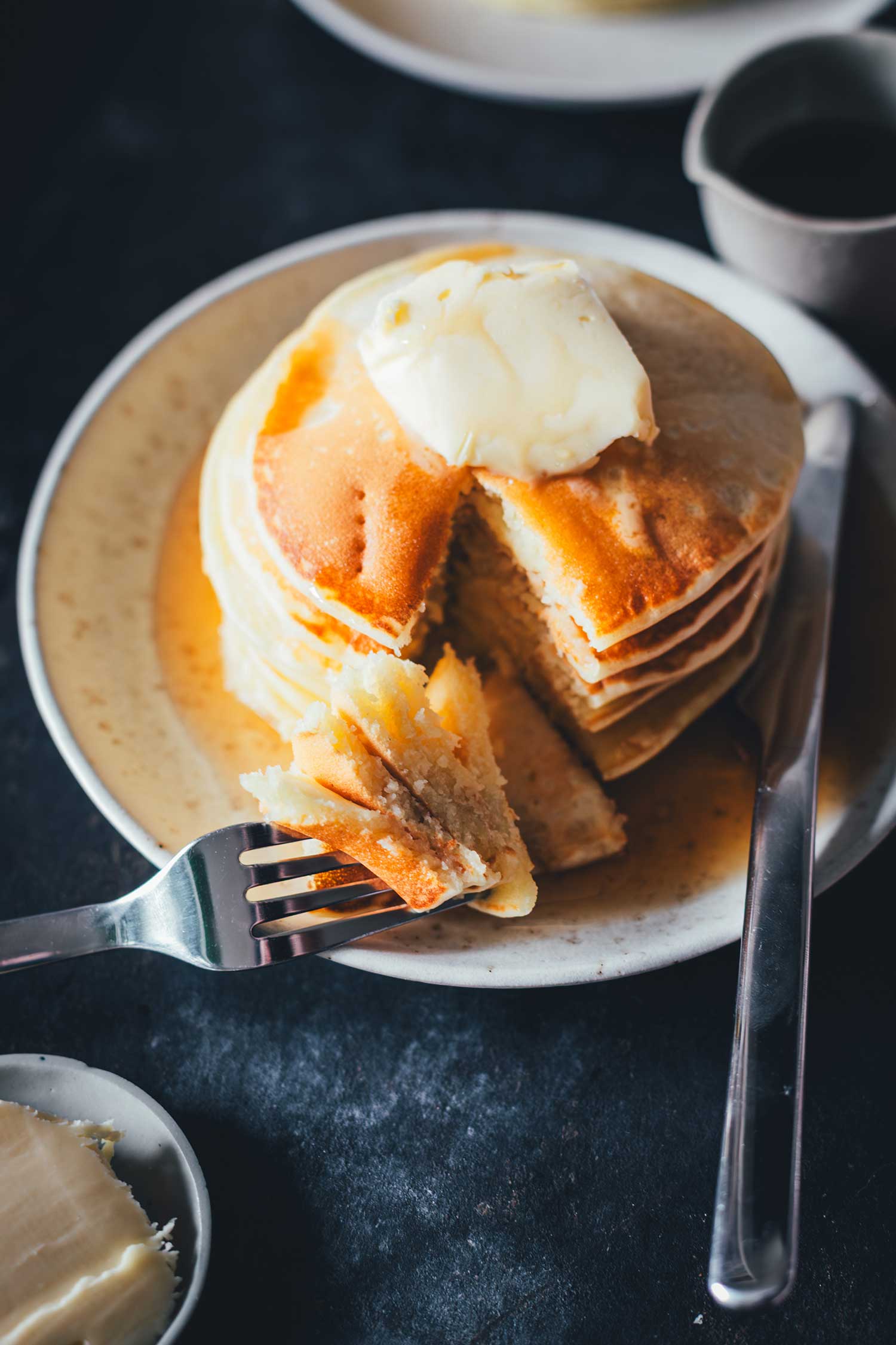 Angeschnittene Pancakes, als Stapel auf einem Teller serviert | moeyskitchen.com
