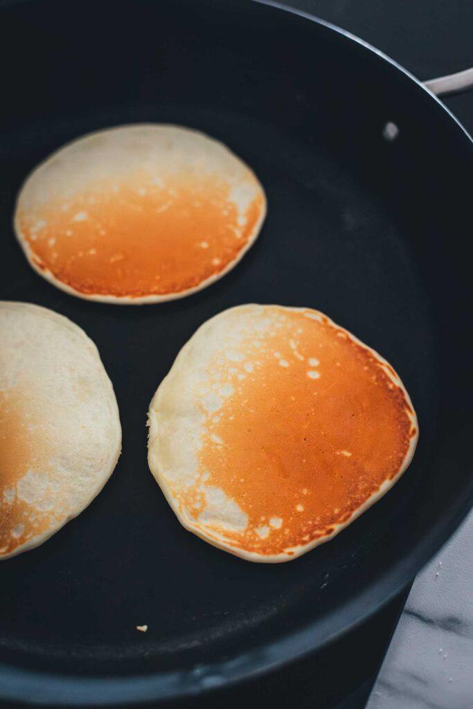 3 goldbraune Pancakes in einer heißen Pfanne | moeyskitchen.com