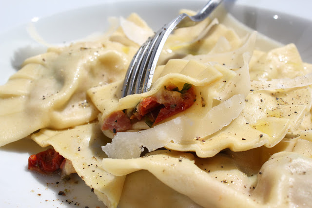 Anschnitt der frischen Ravioli mit Füllung