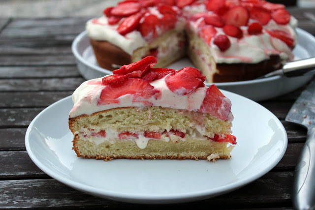 frisch gebackener Biskuitteig mit Erdbeeren und Sahne