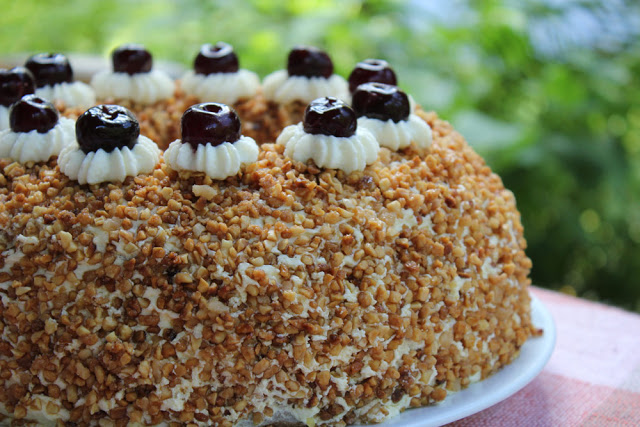 fertig dekorierter Frankfurter Kranz mit Amarenakirschen und Krokant