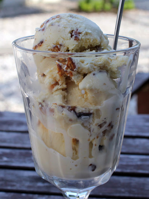 Rezept für Maple-Walnut-Icecream nach Lebovitz ein Eisbecher mit köstlichemMaple-Walnut-Icecream