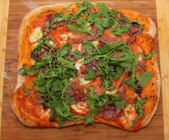 hausgemachte Pizza, lecker belegt