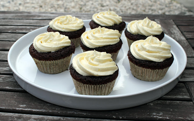 Red Velvet Cupcakes mit weißer Schokoladen-Buttercreme - moey&amp;#39;s kitchen ...