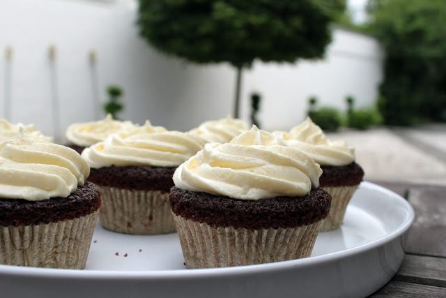 Red Velvet Cupcakes mit weißer Schokoladen-Buttercreme - moey&amp;#39;s kitchen ...