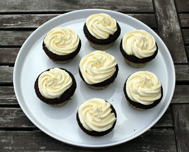 Red Velvet Cupcakes mit weißer Schokoladen-Buttercreme - moey&amp;#39;s kitchen ...