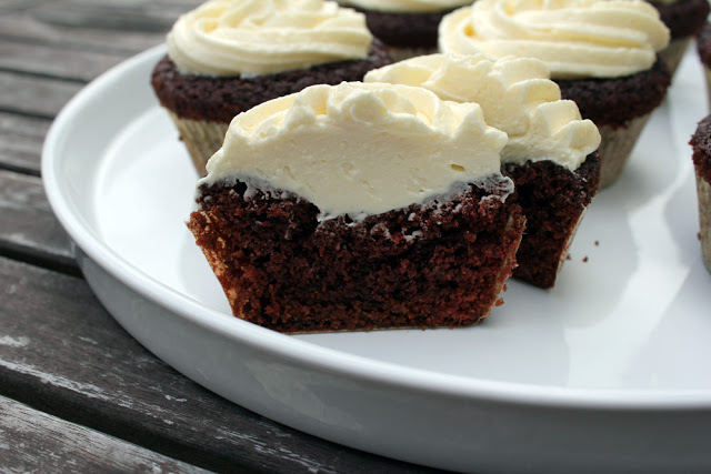 Red Velvet Cupcakes mit weißer Schokoladen-Buttercreme - moey&amp;#39;s kitchen ...