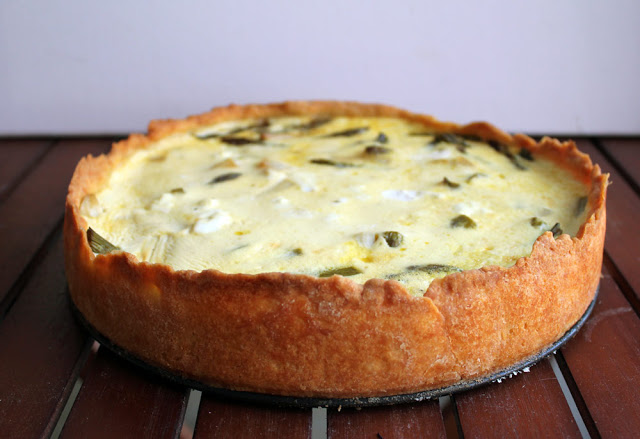 frisch gebackene Quiche mit zwei Sorten Spargel