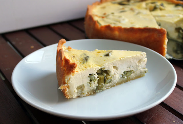 Rezept für knusprige Spargelquiche mit grünem Spargel und weißem Spargel ein Stück Spargelquiche mit zweierlei Spargel