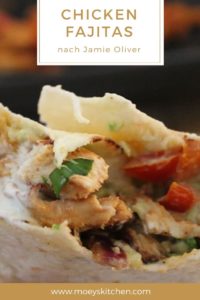 Rezept für Chicken Fajitas nach Jamie Oliver | moeyskitchen.com #chickenfajitas #jamieoliver #rezepte #foodblogger #rezeptideen #hühnchen #chicken #mexikanisch #streetfood