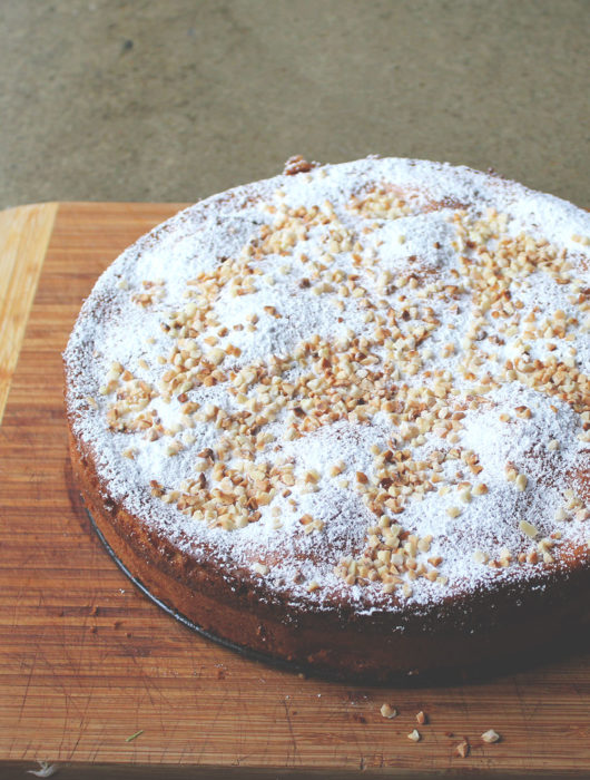 Französischer Apfelkuchen mit Crème fraîche und Mandeln | Ein Lieblingsrezept! | moeyskitchen.com