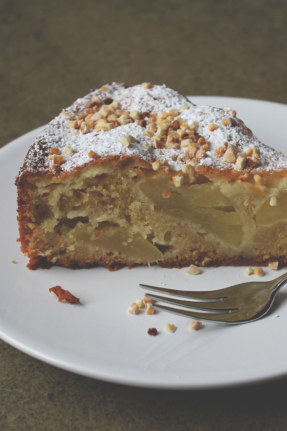 Französischer Apfelkuchen mit Crème fraîche und Mandeln | Ein Lieblingsrezept! | moeyskitchen.com