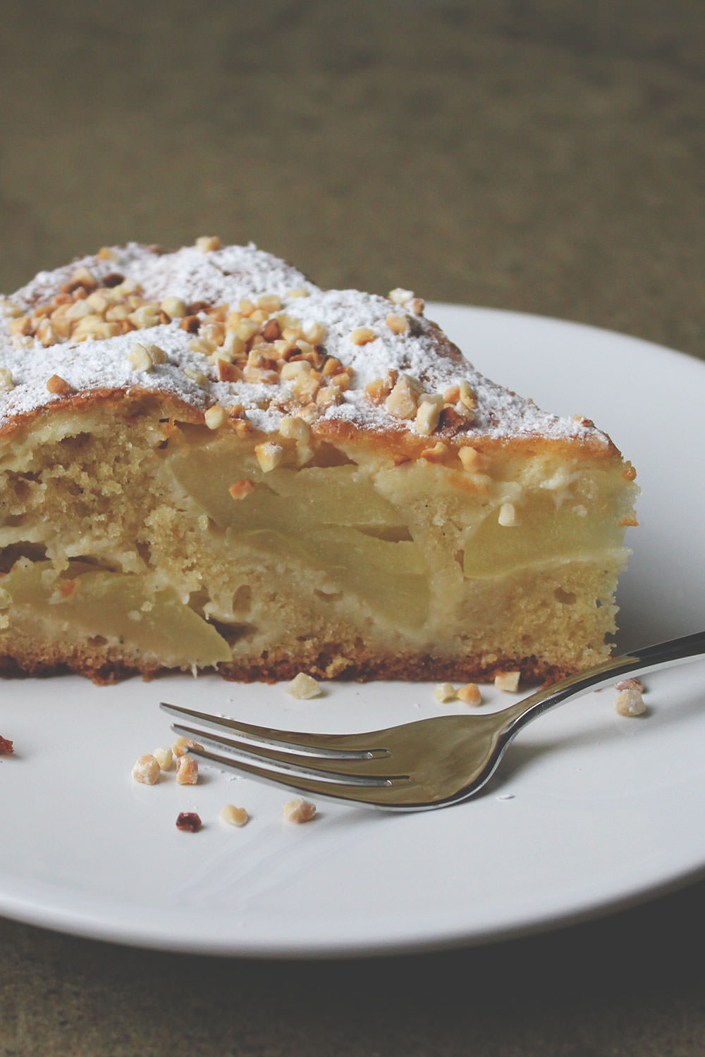 Französischer Apfelkuchen mit Crème fraîche und Mandeln | Ein Lieblingsrezept! | moeyskitchen.com