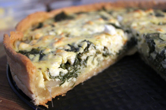 Frisch gebackene Quiche mit Mangold und Feta als Füllung