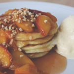Rezept für Ricotta-Pancakes mit karamellisierten Pfirsichen und Semifreddo aus weißer Schokolade | moeyskitchen.com