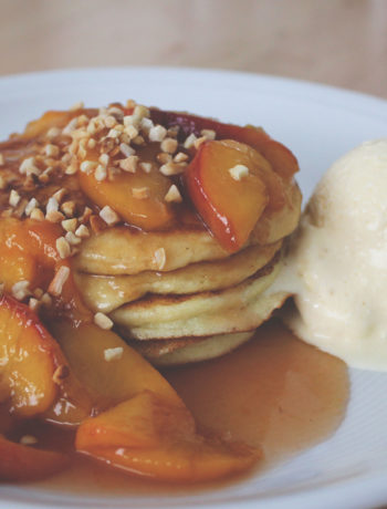 Rezept für Ricotta-Pancakes mit karamellisierten Pfirsichen und Semifreddo aus weißer Schokolade | moeyskitchen.com