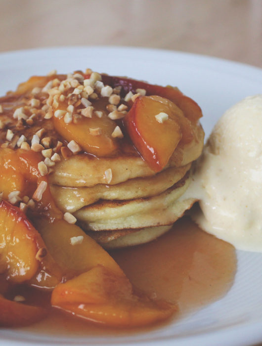 Rezept für Ricotta-Pancakes mit karamellisierten Pfirsichen und Semifreddo aus weißer Schokolade | moeyskitchen.com