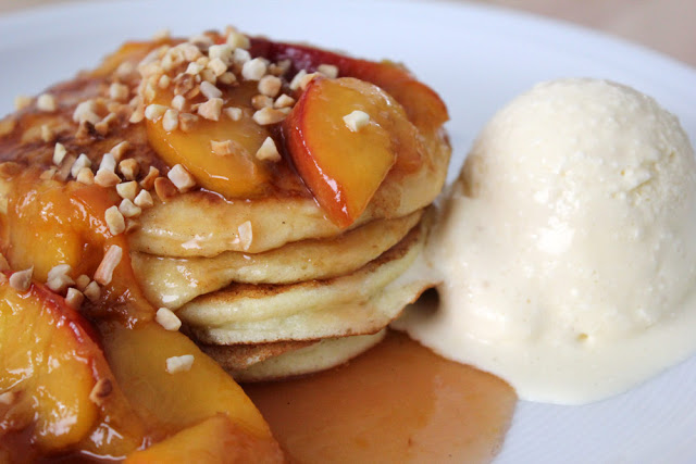 Rezept für Ricotta-Pancakes mit karamellisierten Pfirsichen und Semifreddo von weißer Schokolade jamie-Magazin von Jamie Oliver: Pancakes, Pfirsiche und Semifreddo