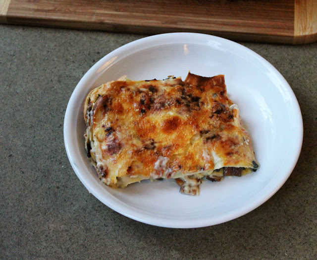 ein Stück selbst gebackene Lasagne auf dem Teller