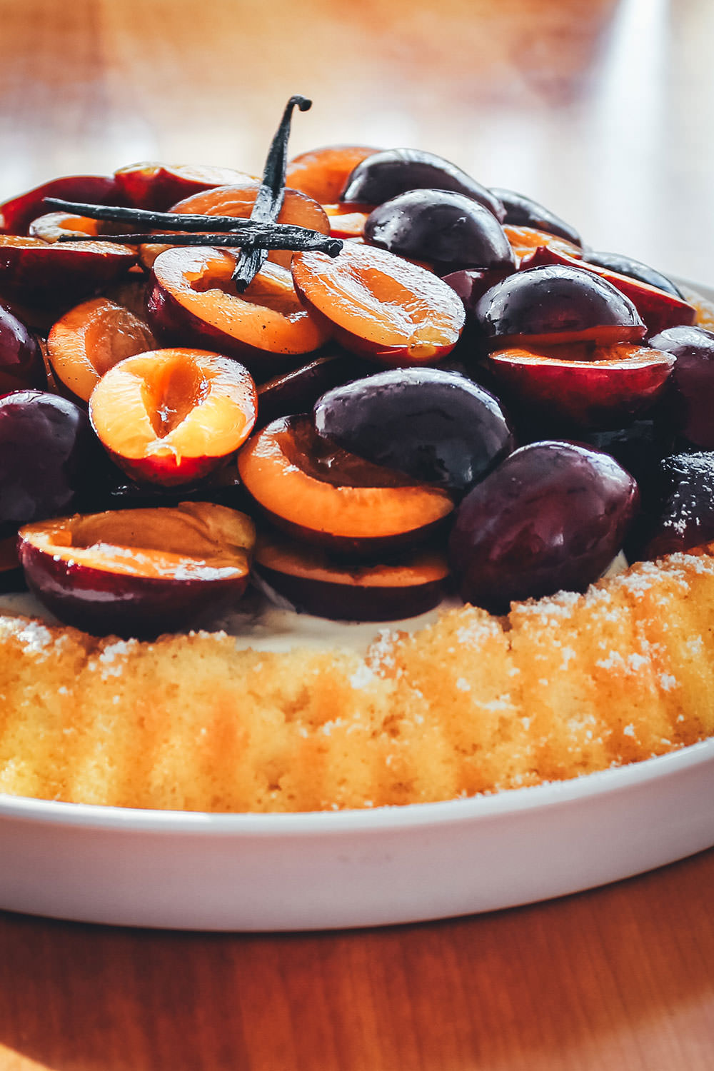 Rezept für saftigen Marzipan-Pflaumen-Kuchen. Mit einem unkomplizierten Boden, der nur aus Marzipan und Ei besteht, getoppt von Crème fraîche, Zwetschgen und Vanillesirup | moeyskitchen.com