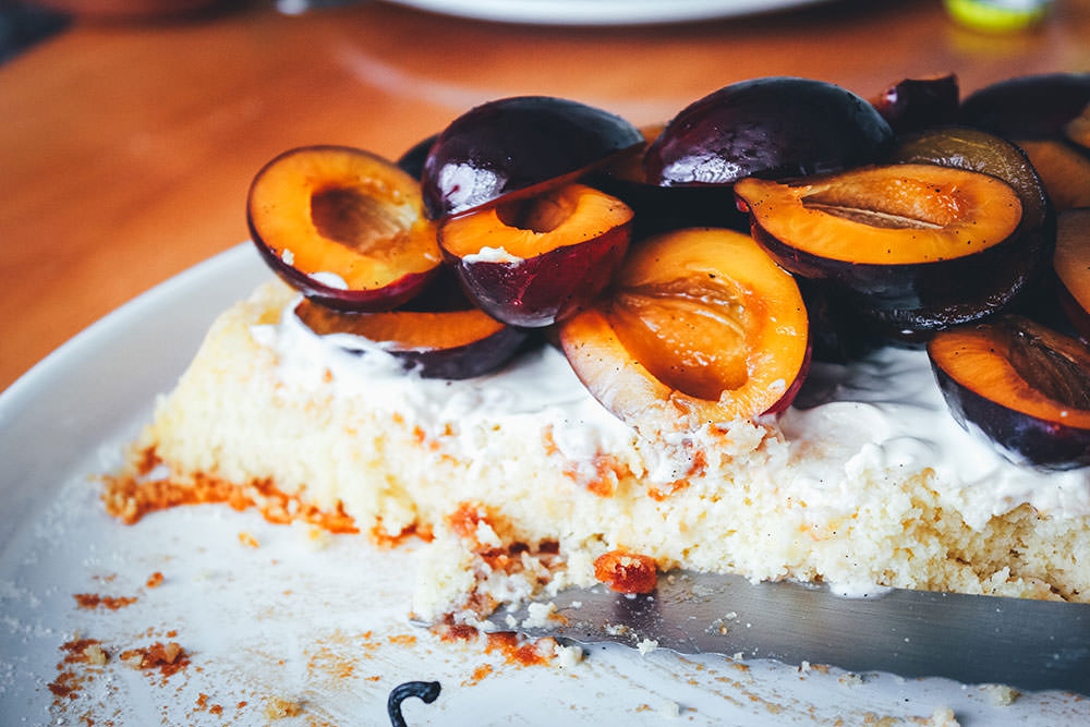 Pflaumen-Marzipan-Kuchen mit Vanille-Pflaumen und Crème fraîche - moey ...